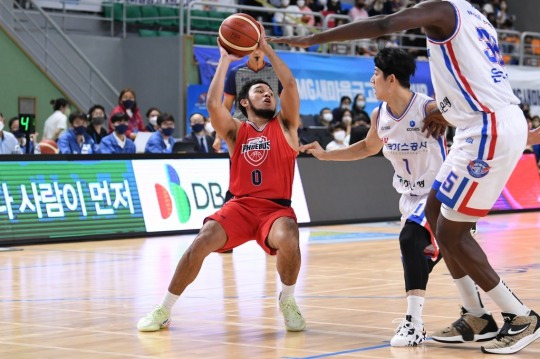 첫 공식전을 치른 론 제이 아바리엔토스[KBL 제공]