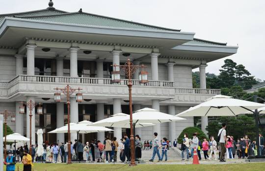 연휴에 북적이는 청와대... : 2일 서울 종로구 청와대를 찾은 시민들이 영빈관 관람을 위해 차례를 기다리고 있다. 연합뉴스