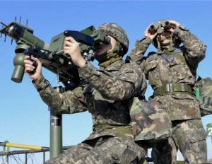 신궁 1 : 국산 휴대용 지대공 유도무기 ‘신궁’을 조준하는 모습. 국회사진기자단