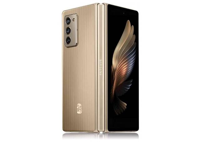 삼성전자가 이달 중순 금장을 두른 폴더블폰 '갤럭시W23·W23 플립'을 중국에 선보인다. 가격은 약 330만원대로 추정된다. [중국 'huanqui' 갈무리]