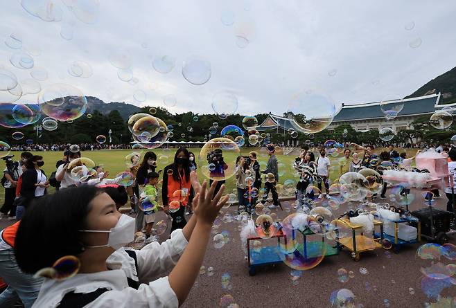 2일 서울 종로구 청와대를 찾은 어린이들이 형형색색의 비눗방울을 쏘아 올리는 버블카 퍼레이드를 즐기고 있다. [연합]