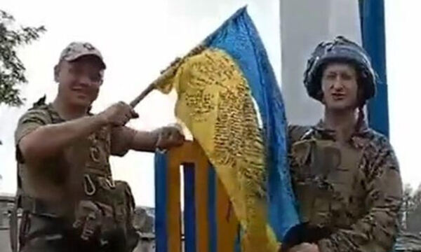 리만 도시 표지판에 국기 꽂는 우크라이나 군인들. 우크라이나 대통령 비서실 동영상 캡처