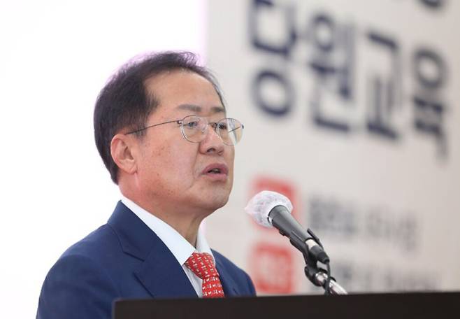 홍준표 대구시장이 지난달 30일 오후 대구 북구 엑스코에서 열린 국민의힘 대구시당 당원 교육에서 특강을 하고 있다. 대구=연합뉴스