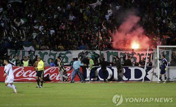 - 지난 2012년 2월 1일(현지시간) 이집트 포트사이드에서 열린 프로축구 경기에서 홈 팀 ‘알 마스리’가 ‘라이벌 관계에 있는 ’알 아흘리‘에 승리를 거둔 직후 홈팀 관중이 그라운드에 난입하며 원정팀 응원단을 공격하는 난투극이 벌어져 최소 73명이 숨지고 1천명 가량이 부상당했다. AP=연합뉴스