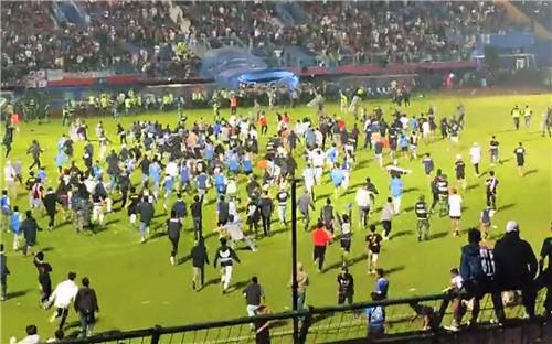 1일(현지시간) 인도네시아 동부 자바에서 축구 경기 도중 발생한 폭동으로 최소 129명 이상이 숨졌다.트위터 캡처