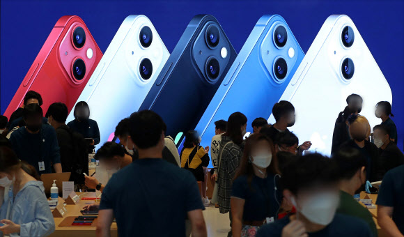 애플 아이폰13  출시 당시 - 2021년 10월 애플 신형 스마트폰인 아이폰13 시리즈 판매가 시작됐을 때 서울 강남구 가로수길 애플스토어의 모습.연합뉴스