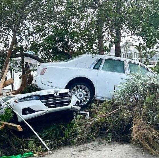 차고에 함께 있던 하얀색 롤스로이스도 바깥으로 떠밀려 나와 처참한 모습을 하고 있었다. SNS 캡처