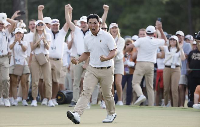 9월24일(한국시간) 미국 노스캐롤라이나주 샬럿의 퀘일 할로 클럽에서 열린 프레지던츠컵 대회 사흘째 경기에 출전한 인터내셔널팀의 김주형이 18번홀에서 퍼팅에 성공한 뒤 기뻐하고 있다. ⓒEPA 연합