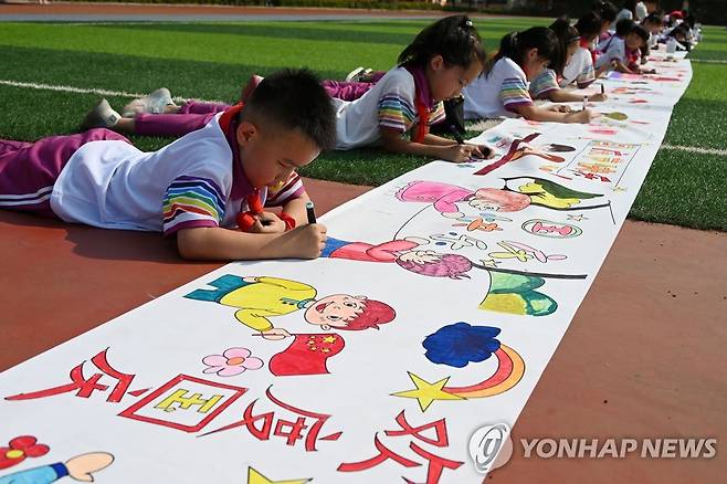 (AFP=연합뉴스) 지난달 28일 중국 허베이성의 초등학생들이 그림을 그리는 모습. 2022.10.2.