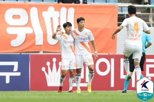 골 세리머니 하는 강원 김대원(맨 왼쪽)과 이정협. [한국프로축구연맹 제공. 재판매 및 DB 금지]