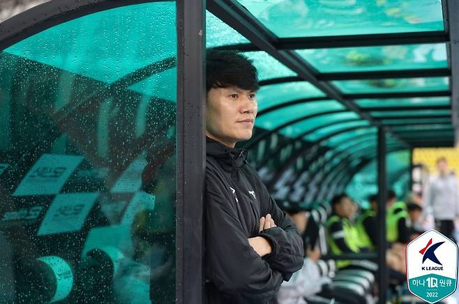 3일 열린 수원 삼성과의 경기 도중 근심 가득한 표정을 짓고 있는 성남FC 정경호 감독대행 사진=한국프로축구연맹 제공