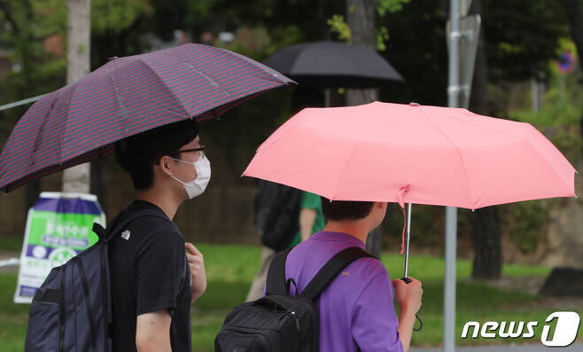 전북 전주시 전북대학교에서 우산을 쓴 학생들이 발걸음을 옮기고 있다. 2022.9.13/뉴스1 ⓒ News1 유경석 기자