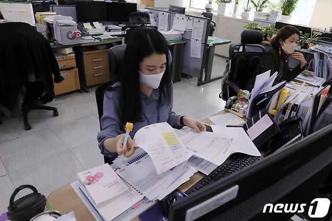 지난 1일 오후 광주시청 감염병관리과에서 고화평 주무관이 코로나19 업무를 보고 있다.2022.10.1/뉴스1