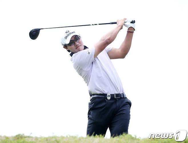 김성현이 12일 경남 양산 에이원 컨트리클럽에서 열린 제65회 KPGA 선수권대회 with A-ONE CC FR 3번홀에서 드라이버 티샷을 하고 있다. (KPGA 제공) 2022.6.12/뉴스1