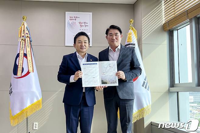 노관규 순천시장(오른쪽) 지난 8월26일 정부세종청사를 방문해 원희룡 국토교통부 장관을 만나 '도심 관통 경전선 전철화 사업'에 대한 문제점을 논의한 후 사진 촬영을 하고 있다.(순천시 제공)2022.8.26/뉴스1