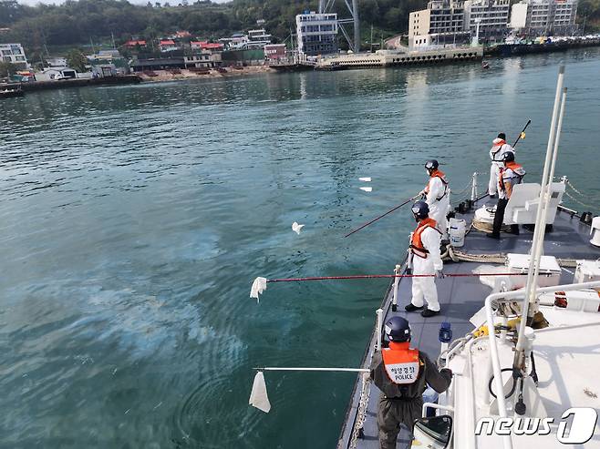 3일 오전 8시59분쯤 전남 여수시 남산동 장군도~여수해양조선소 앞 해상에서 검은 무지갯빛 기름띠가 보인다는 신고가 접수돼 해경이 긴급방제 작업을 벌이고 있다. (여수해양경찰서 제공) 2022.10.3/뉴스1