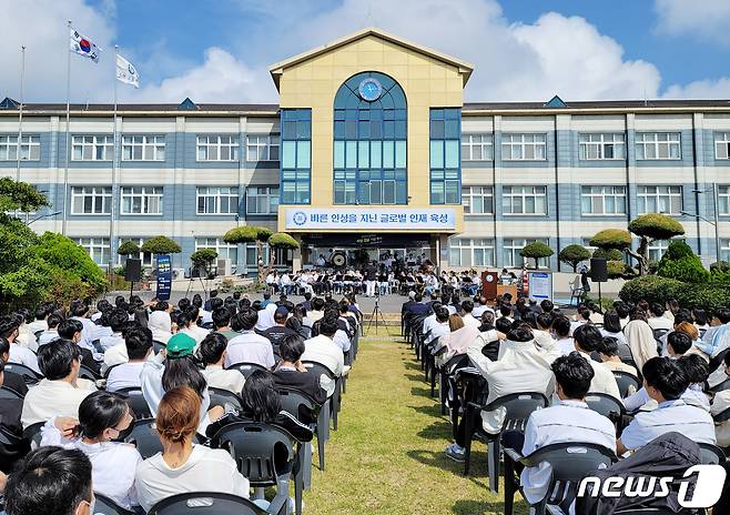 3일 표선고등학교에서 '표선고등학교 타임캡슐 기념 행사'가 진행되고 있다. 2022.10.3/뉴스1