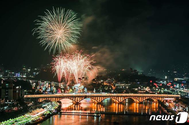 진주남강유등축제 불꽃놀이(진주시 제공).