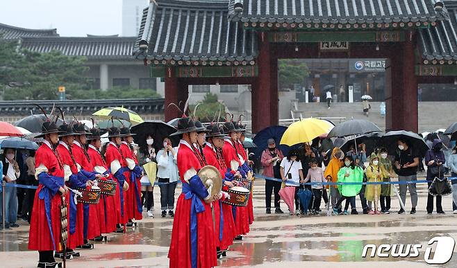 전국 수문장들이 3일 오후 서울 경복궁 흥례문 광장에서 수문장 임명의식 특별행사를 진행하고 있다. 2022.10.3/뉴스1 ⓒ News1 박지혜 기자