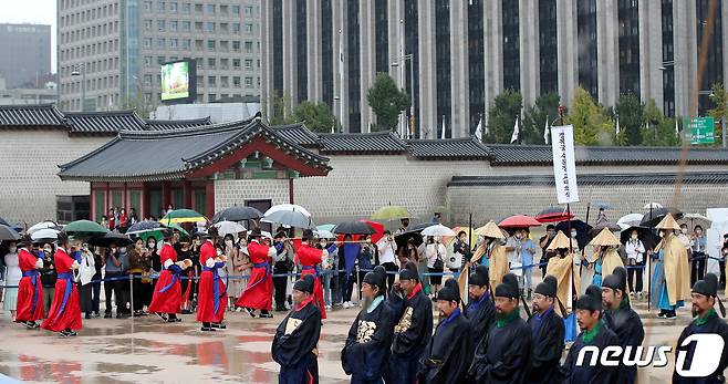 전국 수문장들이 3일 오후 서울 경복궁 흥례문 광장에서 수문장 임명의식 특별행사를 진행하고 있다.  2022.10.3/뉴스1 ⓒ News1 박지혜 기자