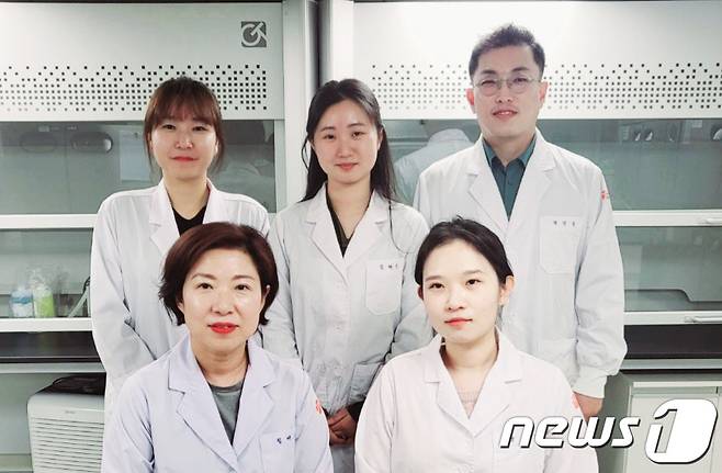 세척 방법에 따른 잔류농약 제거 효율 비교 연구에 참여한 광주시 보건환경연구원 각화농산물검사소 직원들. 왼쪽 앞부터 시계 방향으로 김애경 소장, 문수진·김혜진·박덕웅·양소진 직원.(광주시 제공)2022.10.3/뉴스1 ⓒ News1