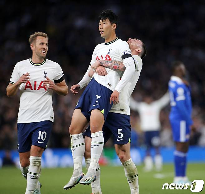 토트넘 홋스퍼의 손흥민(가운데) ⓒ AFP=뉴스1