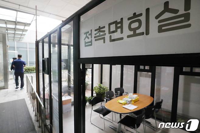 방역당국은 오는 4일부터 요양병원과 요양시설 등 신종 코로나바이러스 감염증(코로나19) 감염취약시설의 대면 접촉 면회(대면 면회)를 다시 허용한다. 방문객은 면회 전 자가진단키트를 통해 음성이 확인돼야 한다. 사진은 3일 서울의 한 요양시설에 마련된 대면 접촉 면회실 모습. ⓒ News1 민경석 기자