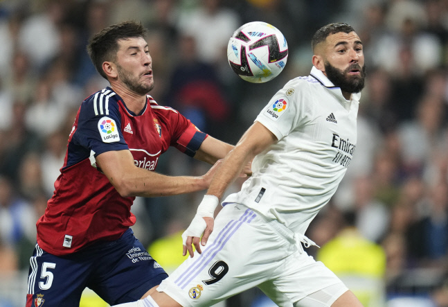 레알 마드리드의 카림 벤제마(오른쪽)가 2일(현지시간) 2022~2023 스페인 라리가 홈 7라운드에서 오사수나의 다비드 가르시아와 공을 다투고 있다. 마드리드|AP 연합뉴스