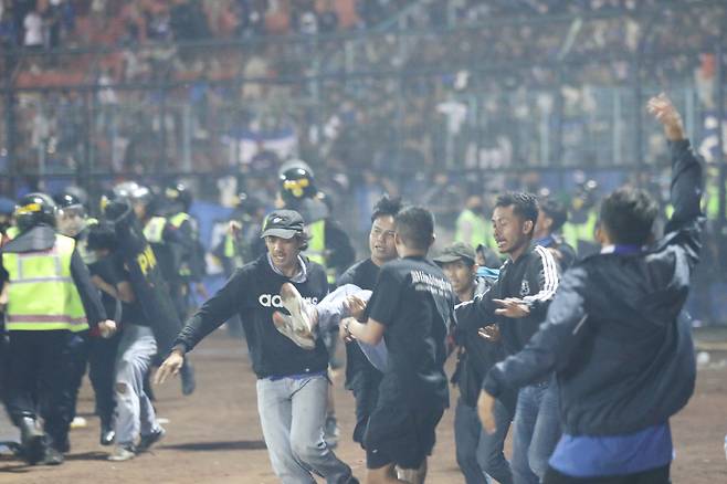 인도네시아 칸즈루한 스타디움에서 발생한 비극. AP연합뉴스