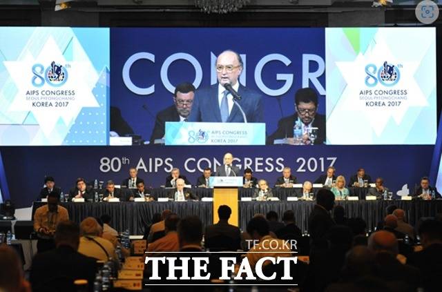 한국이 2023 AIPS 총회를 개최하게 됐다. 사진은 지아니 멜로 AIPS 회장이 2017년 평창에서 펼쳐진 AIPS 총회에서 발언하는 장면. /한국체육기자연맹 제공