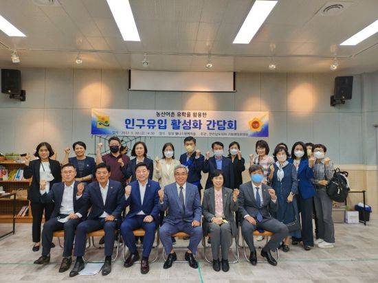 정철 전남도의원(더불어민주당·장성1)은 장성 웰니스행복마을에서 ‘농산어촌 유학을 활용한 인구유입 활성화 간담회’를 가졌다. 사진=전남도의회 제공