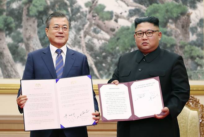 문재인 전 대통령과 김정은 북한 국무위원장이 2018년 9월 19일 평양 백화원 영빈관에서 평양공동선언문에 서명한 뒤 기념촬영을 하고 있다. 두 정상이 합의한 평양공동선언에는 2032년 하계올림픽의 남북 공동개최에 협력한다는 내용이 있다. /조선DB