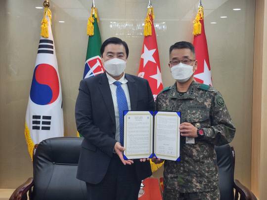 극동대학교와 제7기동군단은 학군교류 업무협약을 체결했다. 왼쪽부터 극동대 류기일 총장, 고현석 7군단장            사진=극동대 제공