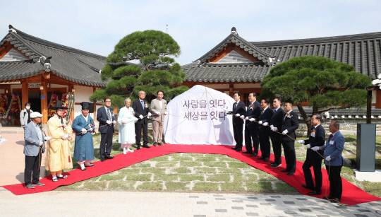 충남도는 1일 김태흠 지사와 강승규 대통령실 시민사회수석, 백성현 논산시장, 성일종·김종민 의원, 조길연 도의회 의장, 손진우 성균관장, 최영갑 유도회장, 지역 주민 등 500여 명이 참석한 가운데 한국유교문화진흥원 개원식을 했다. 사진=충남도의회 제공