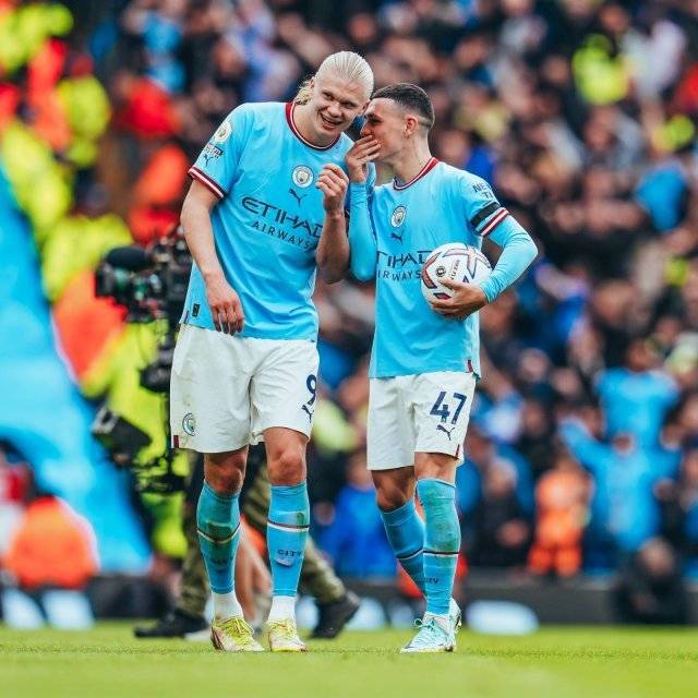 이날 시즌 첫 해트트릭을 기록한 필 포든(오른쪽)에게 해트트릭 기념 경기 공인구를 양보하고 화기애애한 표정으로 이야기를 나누고 있는 엘링 홀란(왼쪽). 맨체스터 시티 트위터