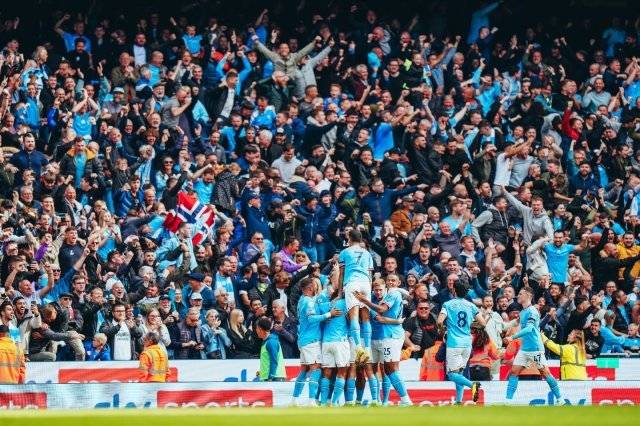 팬들과 기쁨을 나누는 맨체스터 시티 선수들. 맨체스터 시티 트위터