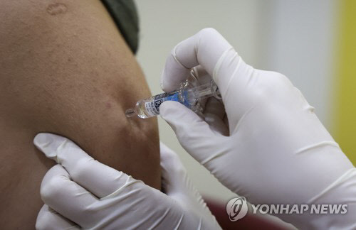 한 시민이 코로나19 백신을 접종받고 있다. <연합뉴스>
