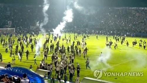 '관중 난입'으로 참사가 빚어진 인니 동부 자바주의 축구장[로이터 연합뉴스 자료사진]