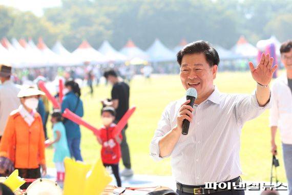 박승원 광명시장 1일 개청 41주년 시민화합 체육대회 개막 선언. 사진제공=광명시