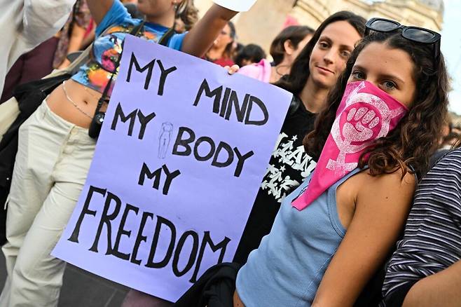 세계 안전한 임신중지의 날이었던 지난달 28일(현지시각), 이탈리아 로마 시내에서 젊은 여성들이 ‘나의 마음, 나의 몸, 나의 자유’라고 적힌 종이를 들고 모여 있다. 로마/AFP 연합뉴스