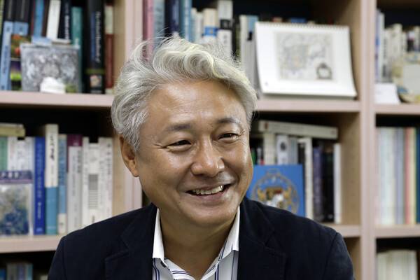 동해연구회장 주성재 교수가 지난 9월 29일 경희대 연구실에서 동해-일본해 병기운동 30년에 대해 설명하고 있다. 사진 김명진 기자 littleprince@hani.co.kr