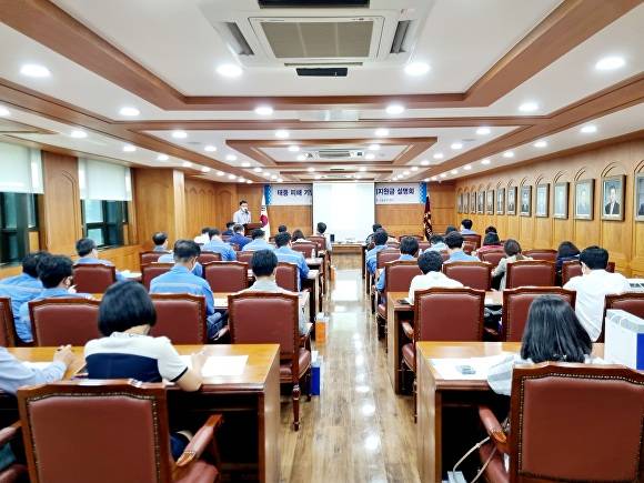 포항상공회의소와 포항고용복지+센터가 지난달 30일 태풍 피해 기업체 지원을 위한 고용유지지원금 설명회를 열고 있다. [사진=포항상공회의소]