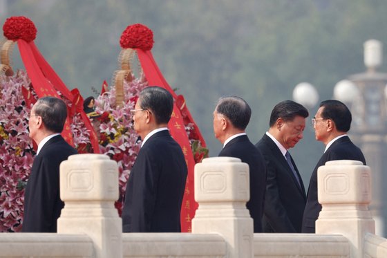 지난달 30일 베이징 천안문 광장에서 열린 열사기념일 행사에서 시진핑(사진 오른쪽 두번째) 중국 국가주석과 왕치산(사진 왼쪽) 부주석 등 중국공산당 수뇌부가 인민영웅기념비에 헌화하고 있다. 로이터=연합뉴스