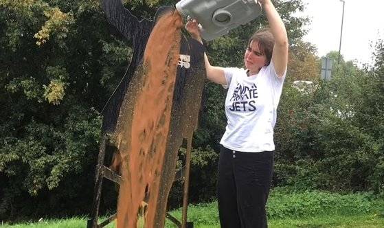 매디 버드가 톰 무어의 조형물에 오염물을 뿌리는 모습. 사진 트위터 캡처