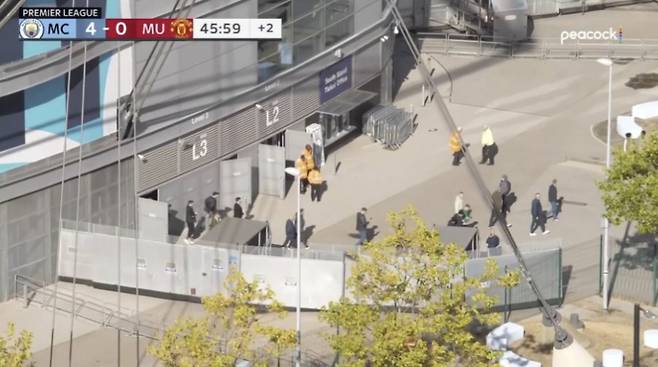 일부 맨유 팬들은 전반이 끝나기도 전에 경기장을 빠져 나갔다. 사진 중계화면 캡처