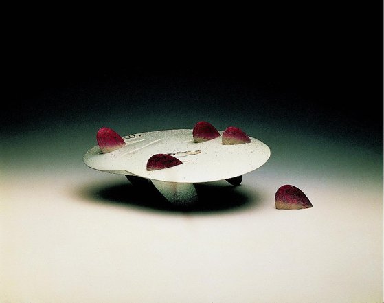 유리지, 겨울섬, 1988, 알루미늄, 은(92.5), 나무, 페인트, 22x44x28cm.[사진 서울공예박물관]