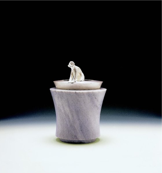 골호-원숭이띠를 위한, 2001, 은(92,5), 여산 석회석, 23x23x32cm.[사진 서울공예박물관]
