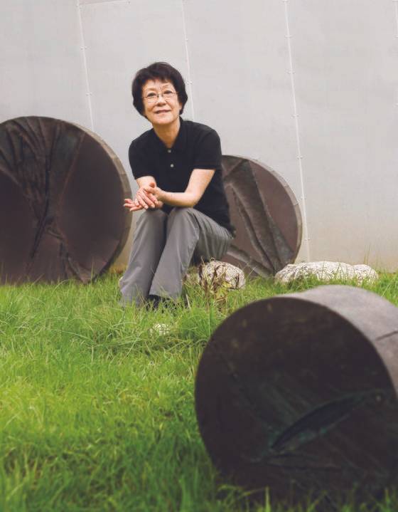 국내 현대 금속공예 발전을 이끈 유리지 작가. [사진 서울공예박물관]