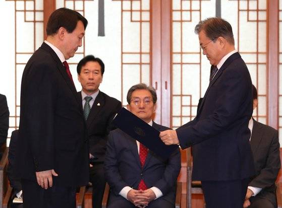 2019년 7월 당시 문재인 대통령이 청와대에서 윤석열 검찰총장에게 임명장을 주고 있다. 민주당 관계자는 "당시 당내 반대에도 윤석열 총장을 임명한 것이 모든 일의 화근"이라고 말했다. 청와대사진기자단