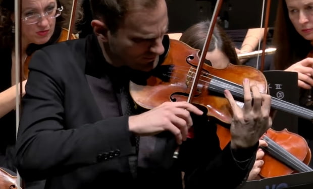 바이올리니스트 스테판 밀렌코비치가 2017년 중유럽 오케스트라와 파가니니 협주곡 2번 3악장을 연주하는 모습. 사진=Mitteleuropa Orchestra